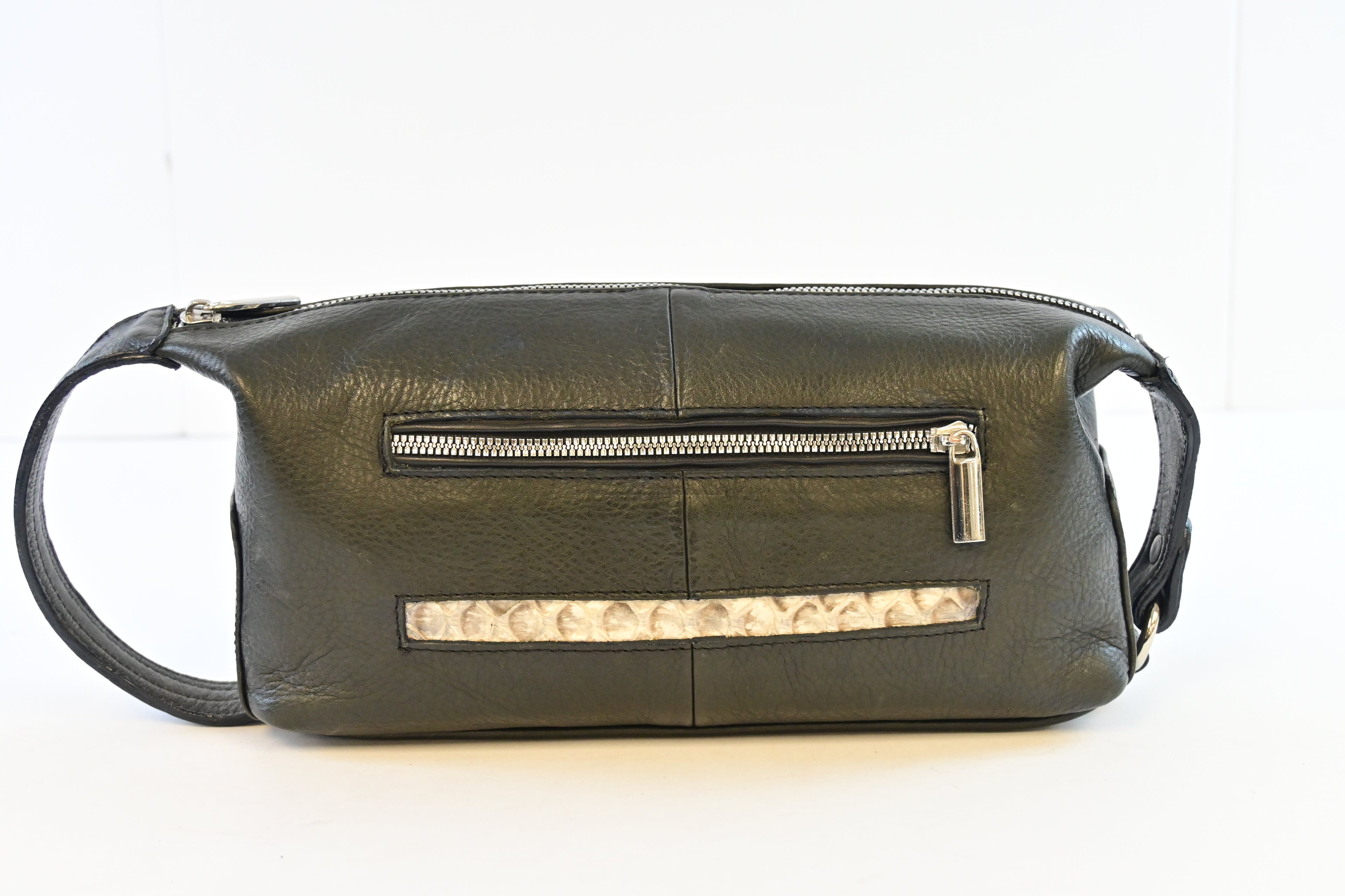 BLACK TRAVEL BAG WITH NATURAL PHYTON