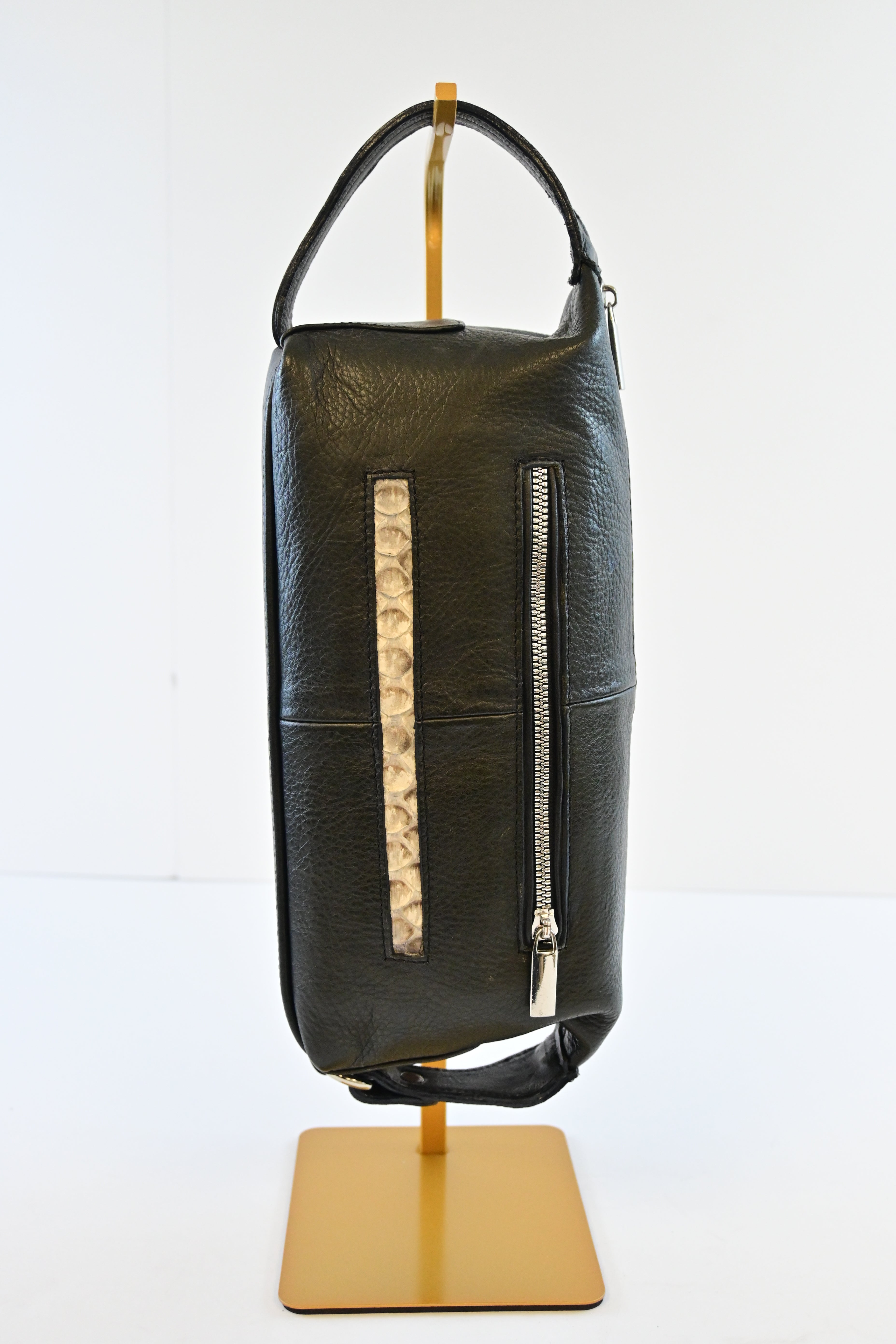 BLACK TRAVEL BAG WITH NATURAL PHYTON