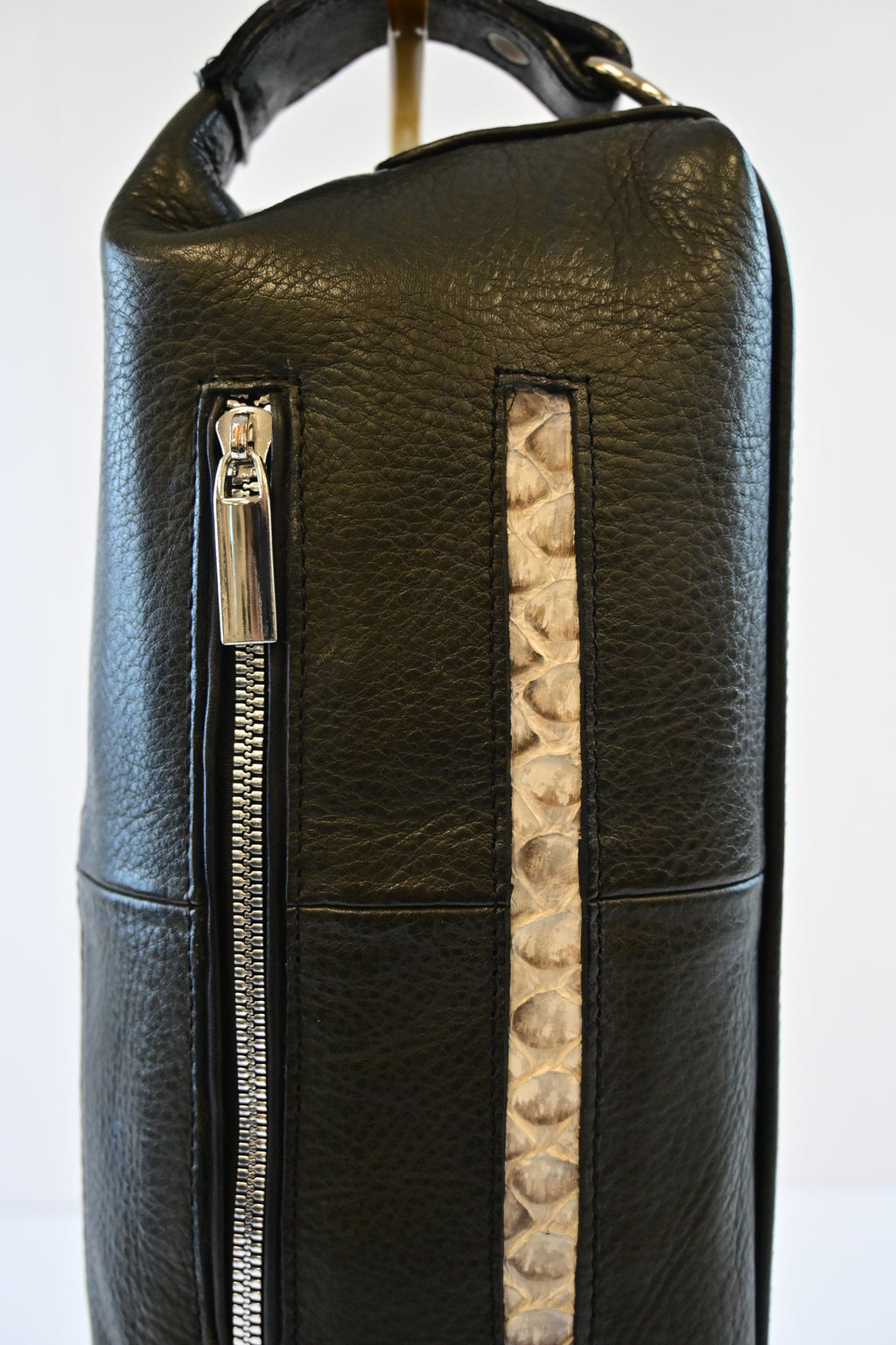 BLACK TRAVEL BAG WITH NATURAL PHYTON