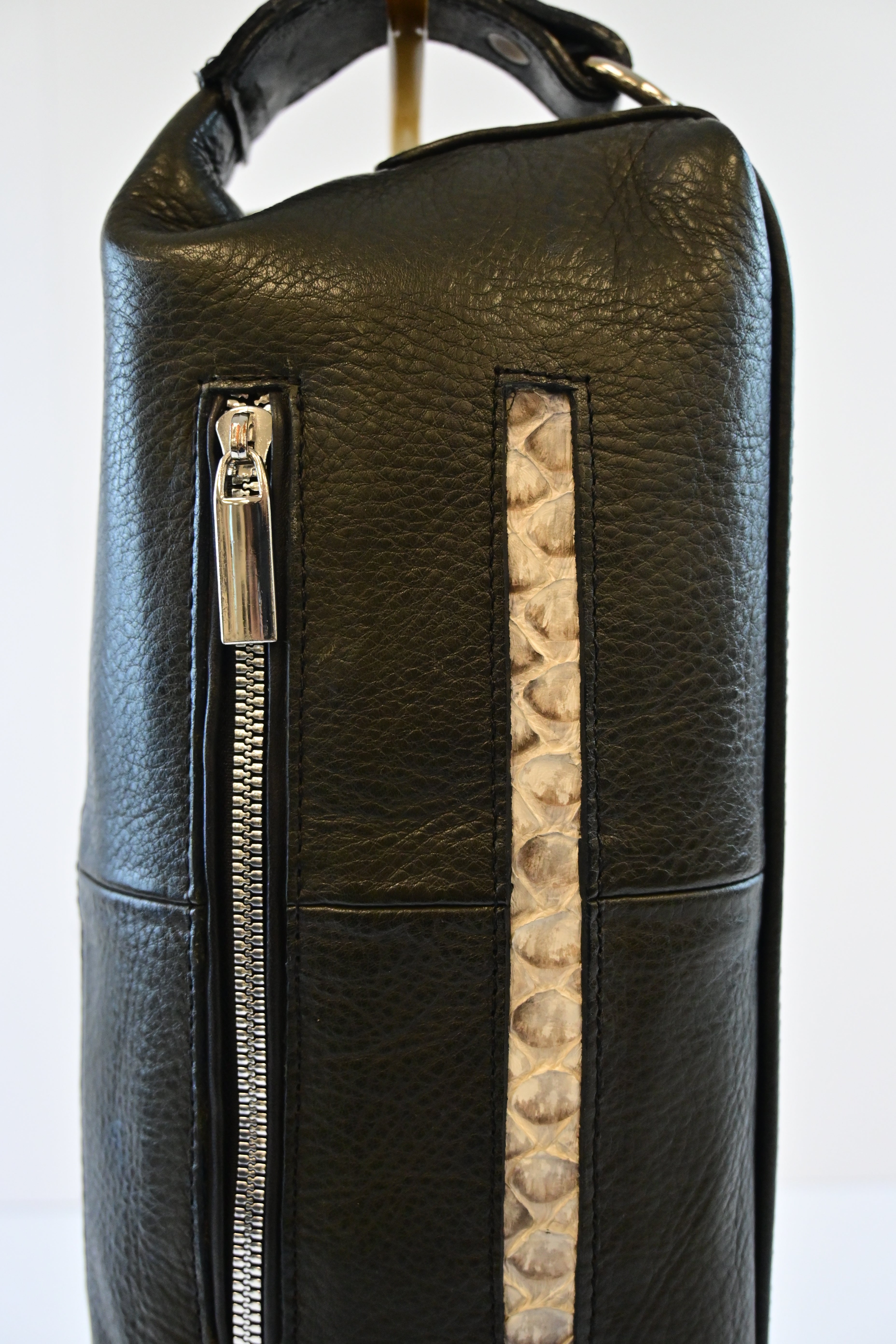 BLACK TRAVEL BAG WITH NATURAL PHYTON